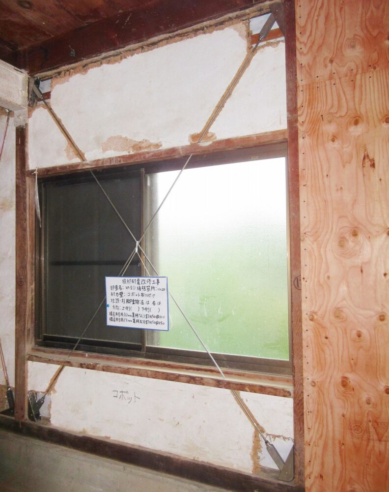 コボットステンブレース（納屋の中連窓部にコボットを木枠貫通）