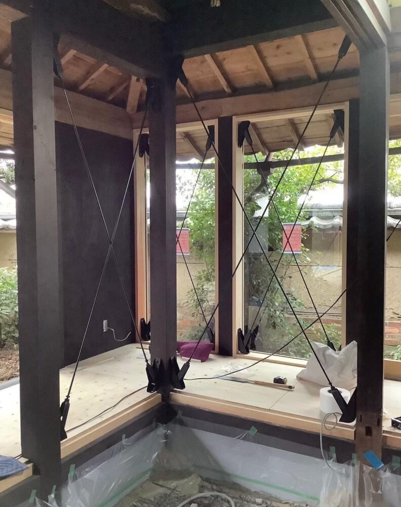 コボット・ピボット焼付ブレース施工事例（焼付黒塗装）